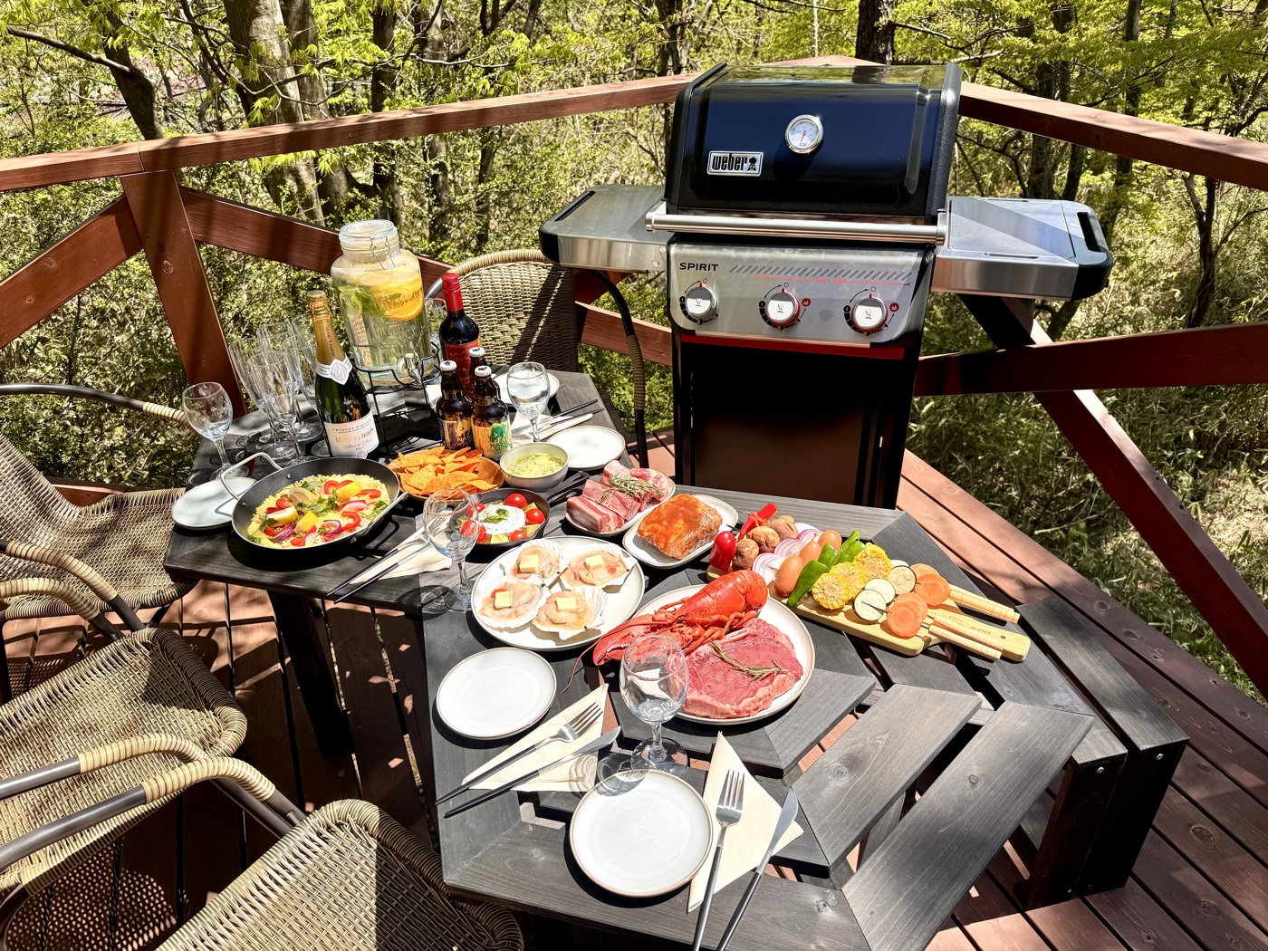 ウッドデッキに用意したBBQグリルと食材の並ぶテーブル